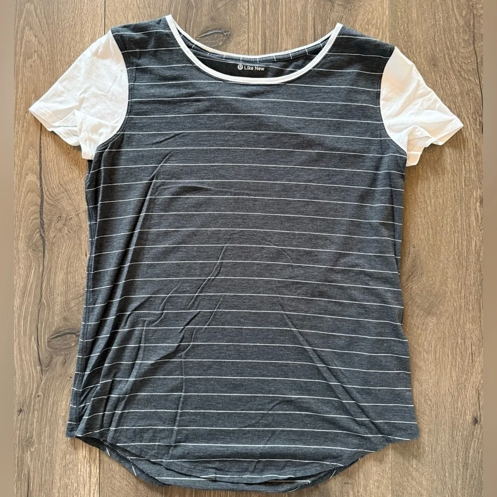 Lululemon Lightweight Athletic Short Sleeve shirt Size Small